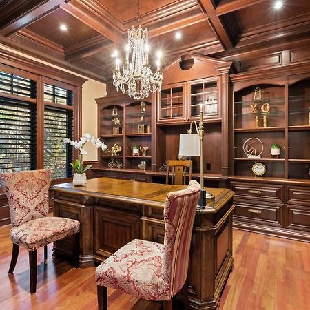 French Chateau W/Swim Spa & Theatre: 11,700 Sqft YYC Eksteriør bilde