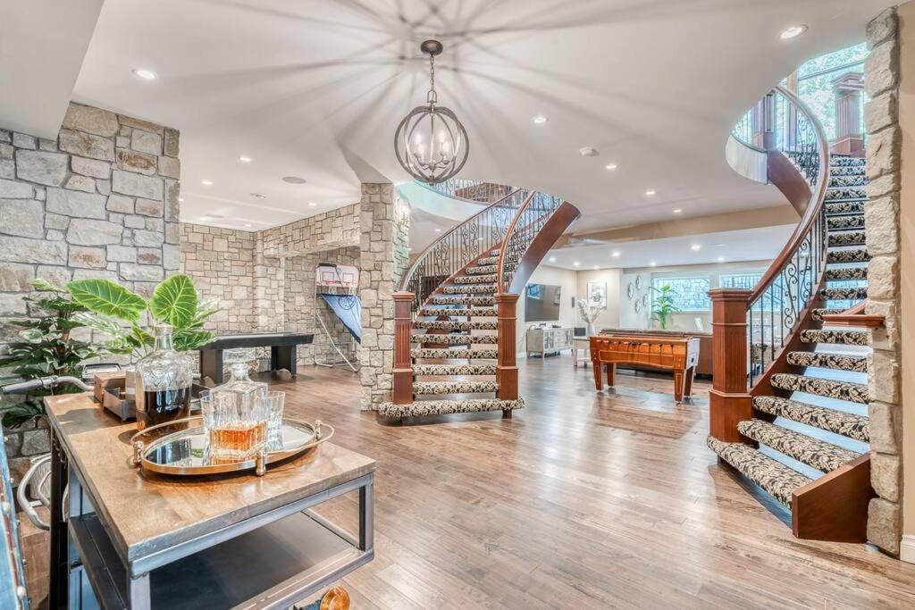 French Chateau W/Swim Spa & Theatre: 11,700 Sqft YYC Eksteriør bilde