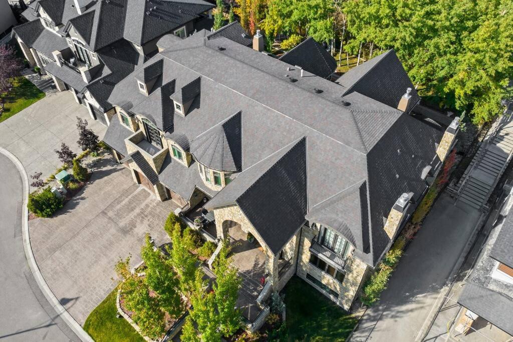 French Chateau W/Swim Spa & Theatre: 11,700 Sqft YYC Eksteriør bilde