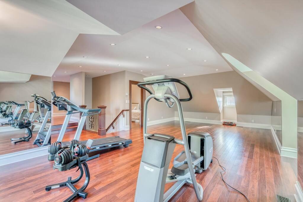 French Chateau W/Swim Spa & Theatre: 11,700 Sqft YYC Eksteriør bilde