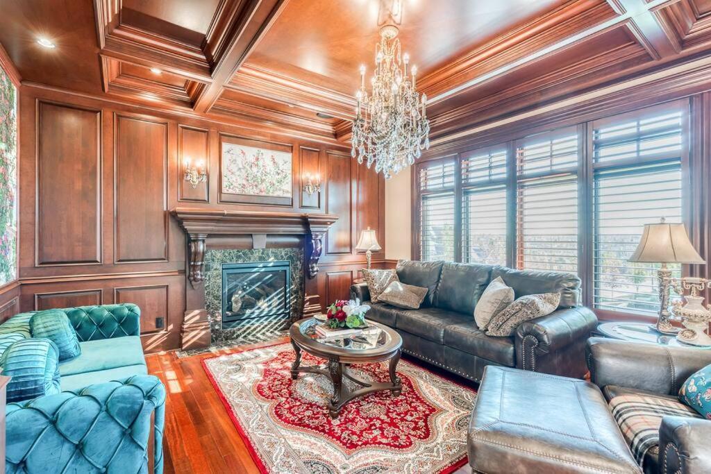 French Chateau W/Swim Spa & Theatre: 11,700 Sqft YYC Eksteriør bilde