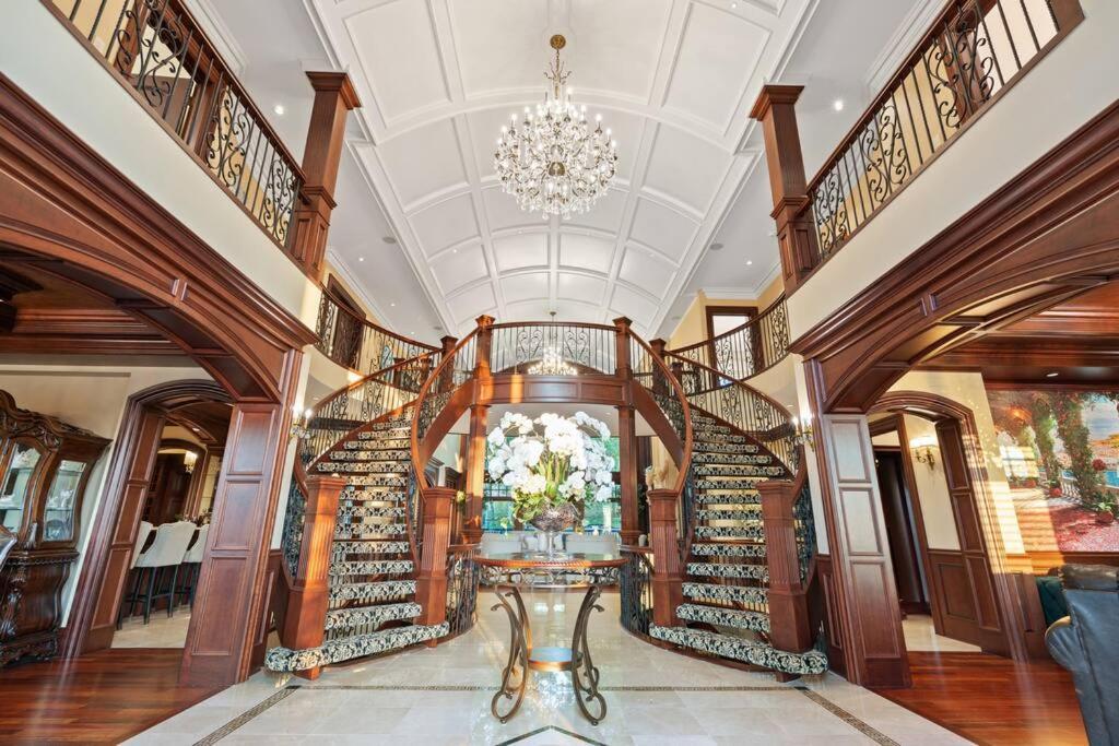 French Chateau W/Swim Spa & Theatre: 11,700 Sqft YYC Eksteriør bilde