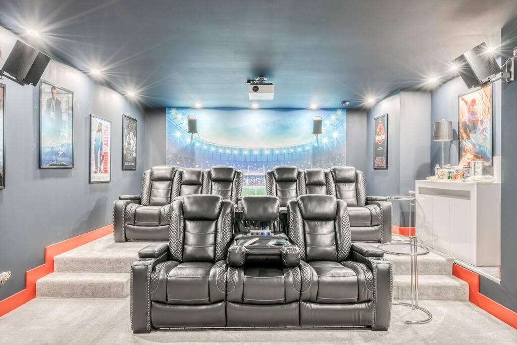 French Chateau W/Swim Spa & Theatre: 11,700 Sqft YYC Eksteriør bilde