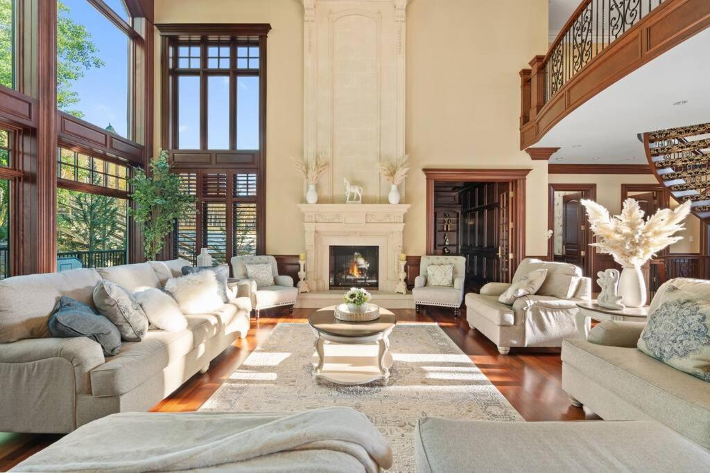 French Chateau W/Swim Spa & Theatre: 11,700 Sqft YYC Eksteriør bilde