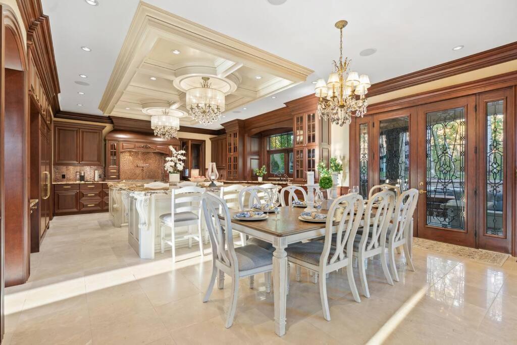 French Chateau W/Swim Spa & Theatre: 11,700 Sqft YYC Eksteriør bilde