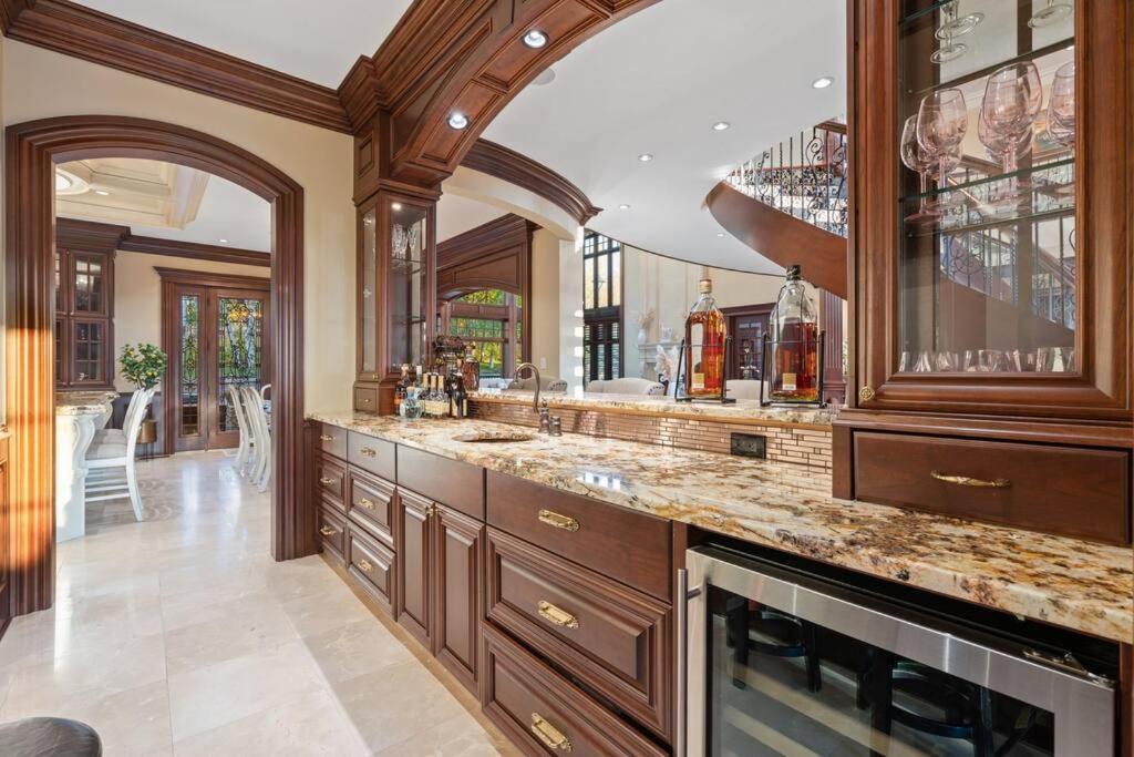 French Chateau W/Swim Spa & Theatre: 11,700 Sqft YYC Eksteriør bilde