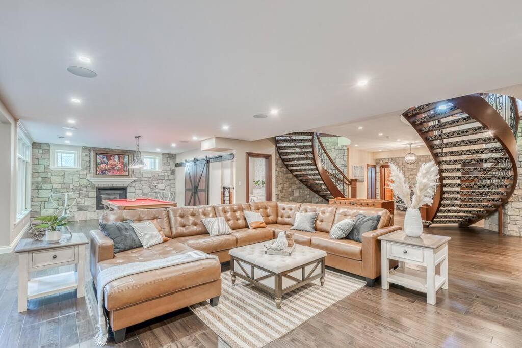 French Chateau W/Swim Spa & Theatre: 11,700 Sqft YYC Eksteriør bilde