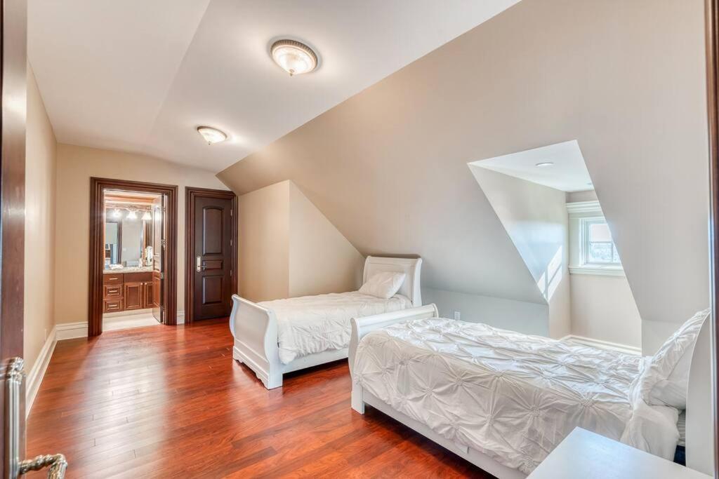 French Chateau W/Swim Spa & Theatre: 11,700 Sqft YYC Eksteriør bilde