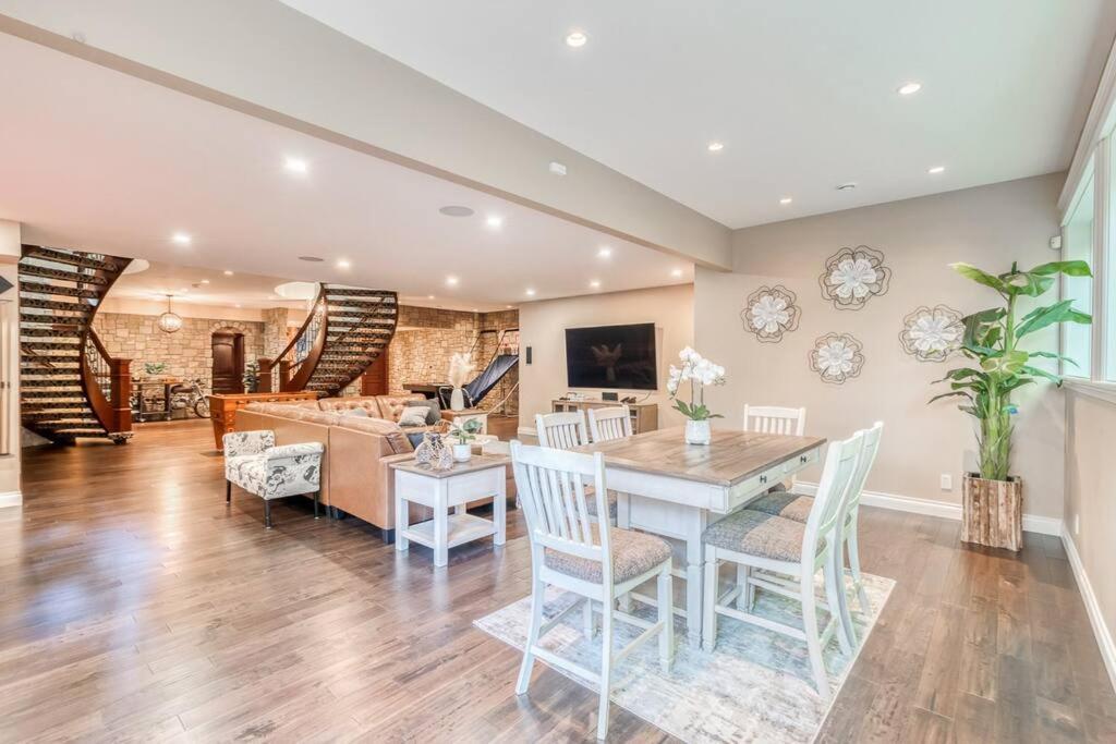 French Chateau W/Swim Spa & Theatre: 11,700 Sqft YYC Eksteriør bilde
