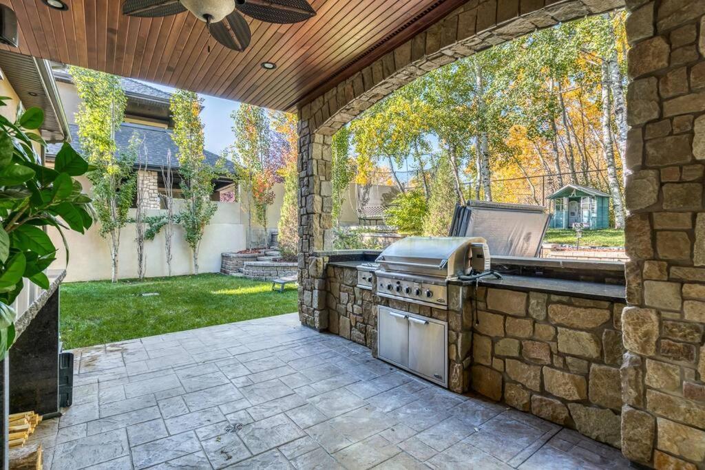 French Chateau W/Swim Spa & Theatre: 11,700 Sqft YYC Eksteriør bilde