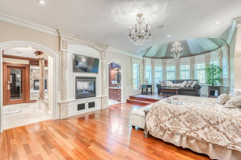 French Chateau W/Swim Spa & Theatre: 11,700 Sqft YYC Eksteriør bilde