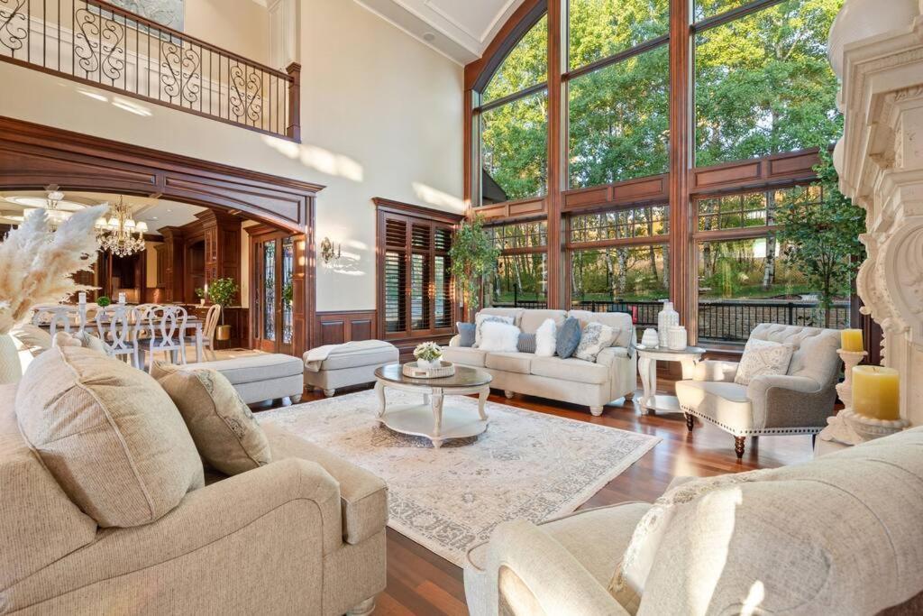 French Chateau W/Swim Spa & Theatre: 11,700 Sqft YYC Eksteriør bilde