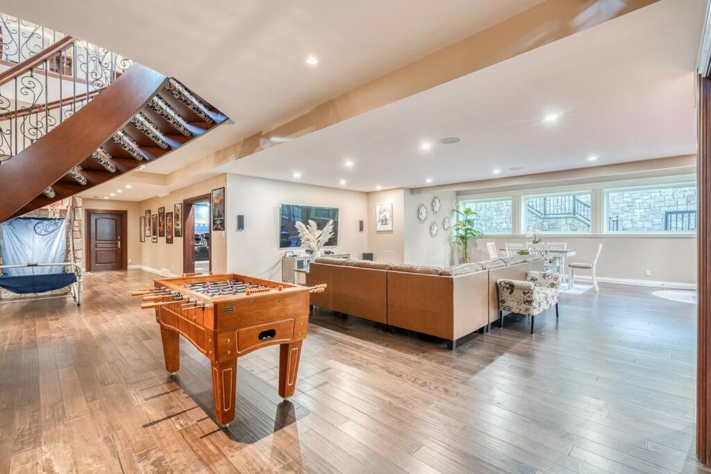 French Chateau W/Swim Spa & Theatre: 11,700 Sqft YYC Eksteriør bilde