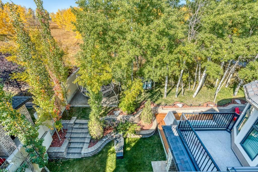 French Chateau W/Swim Spa & Theatre: 11,700 Sqft YYC Eksteriør bilde