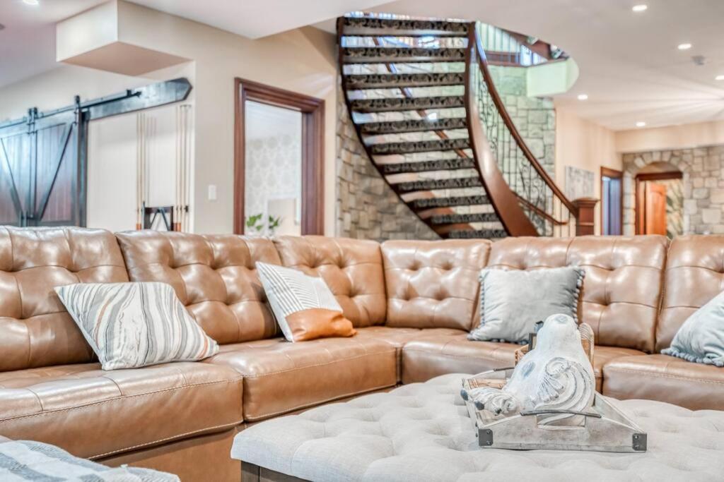 French Chateau W/Swim Spa & Theatre: 11,700 Sqft YYC Eksteriør bilde