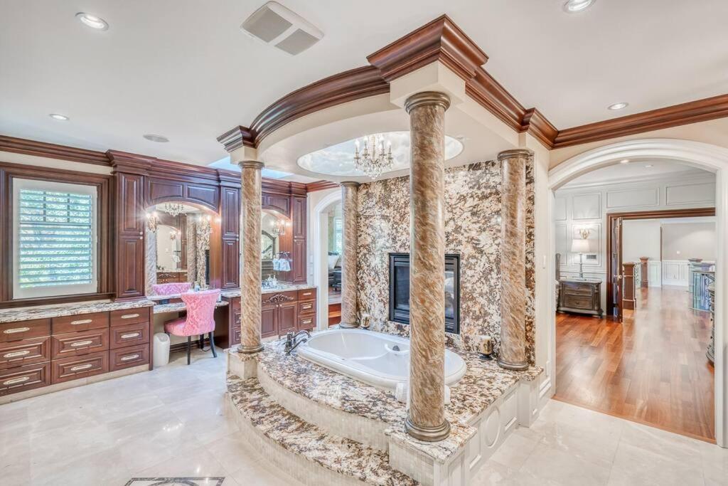 French Chateau W/Swim Spa & Theatre: 11,700 Sqft YYC Eksteriør bilde