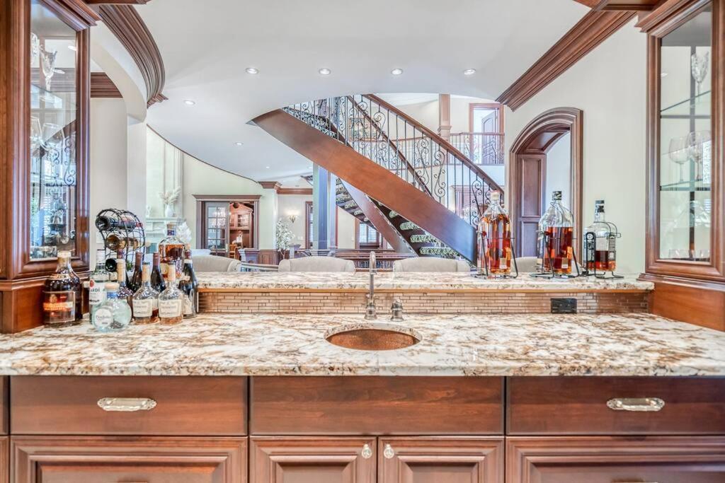 French Chateau W/Swim Spa & Theatre: 11,700 Sqft YYC Eksteriør bilde