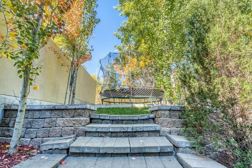 French Chateau W/Swim Spa & Theatre: 11,700 Sqft YYC Eksteriør bilde