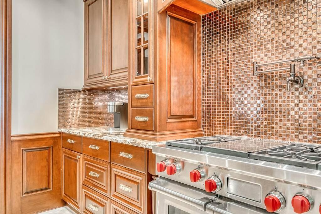 French Chateau W/Swim Spa & Theatre: 11,700 Sqft YYC Eksteriør bilde