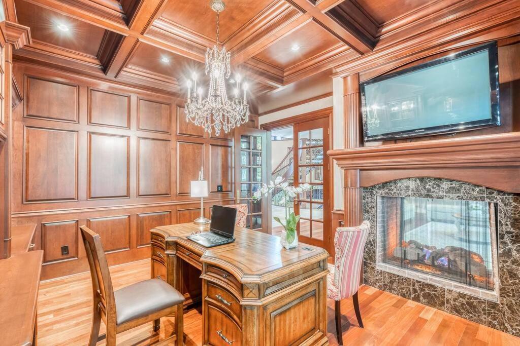 French Chateau W/Swim Spa & Theatre: 11,700 Sqft YYC Eksteriør bilde