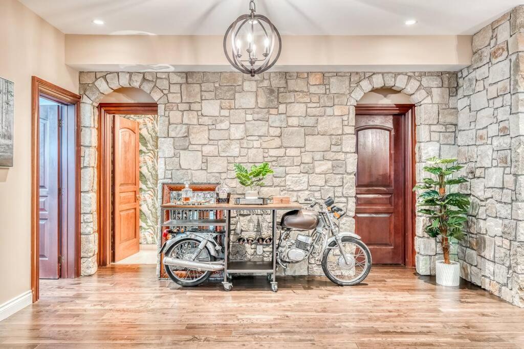 French Chateau W/Swim Spa & Theatre: 11,700 Sqft YYC Eksteriør bilde