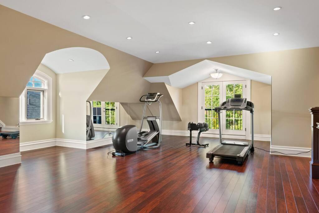 French Chateau W/Swim Spa & Theatre: 11,700 Sqft YYC Eksteriør bilde