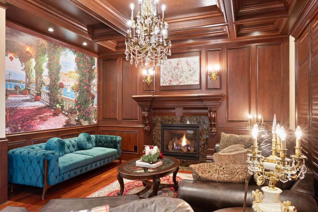 French Chateau W/Swim Spa & Theatre: 11,700 Sqft YYC Eksteriør bilde