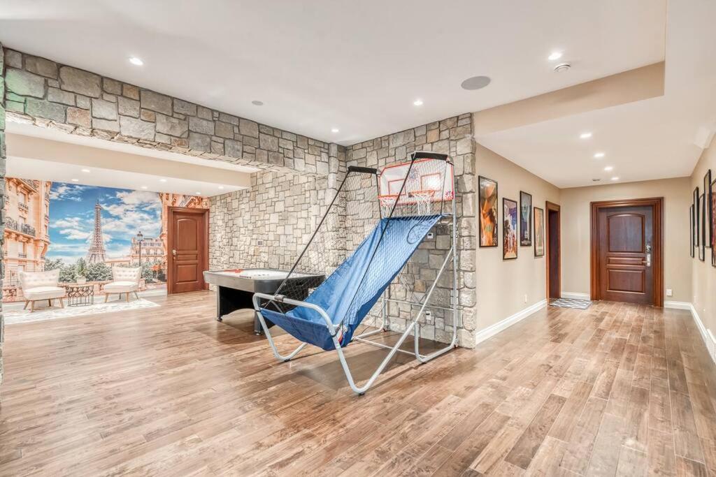 French Chateau W/Swim Spa & Theatre: 11,700 Sqft YYC Eksteriør bilde