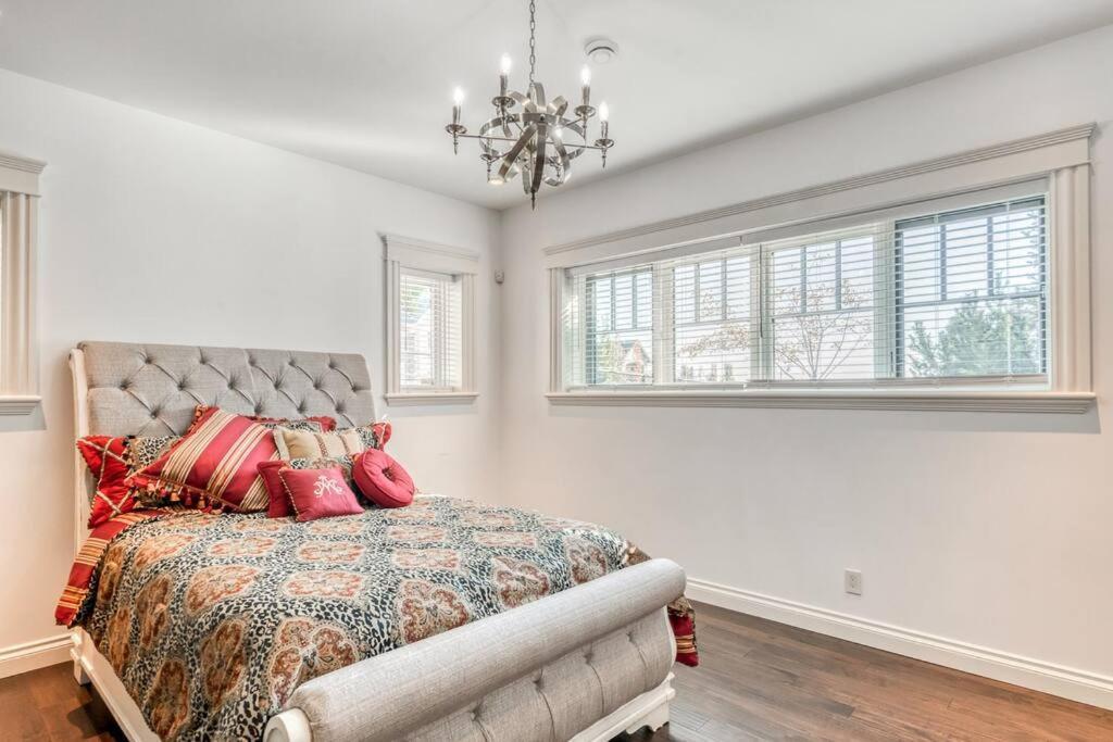 French Chateau W/Swim Spa & Theatre: 11,700 Sqft YYC Eksteriør bilde