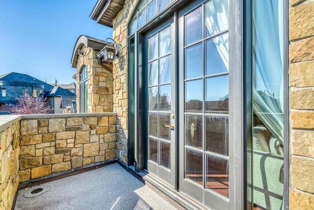 French Chateau W/Swim Spa & Theatre: 11,700 Sqft YYC Eksteriør bilde