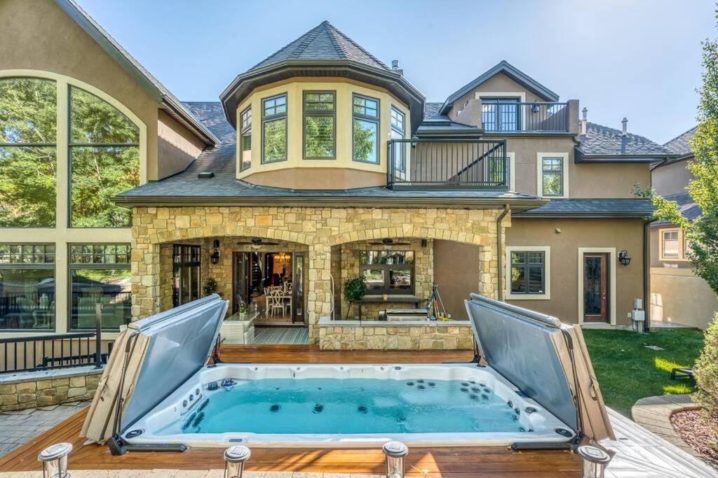 French Chateau W/Swim Spa & Theatre: 11,700 Sqft YYC Eksteriør bilde