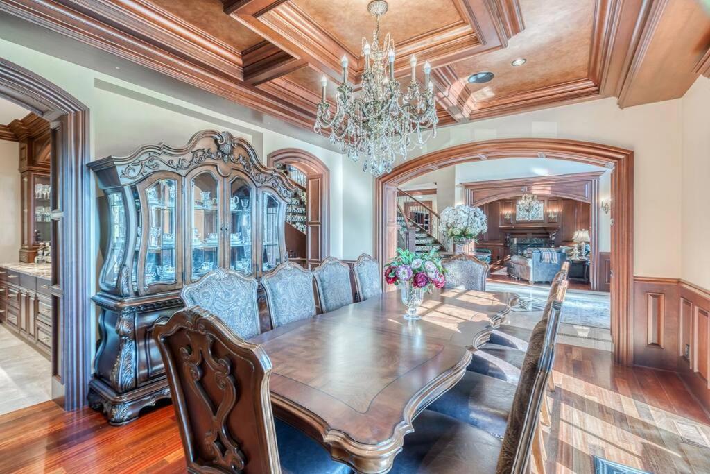 French Chateau W/Swim Spa & Theatre: 11,700 Sqft YYC Eksteriør bilde
