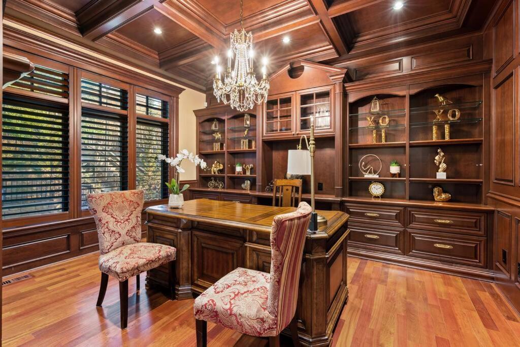 French Chateau W/Swim Spa & Theatre: 11,700 Sqft YYC Eksteriør bilde