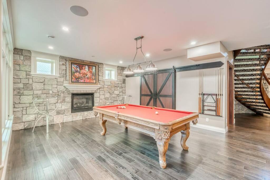 French Chateau W/Swim Spa & Theatre: 11,700 Sqft YYC Eksteriør bilde