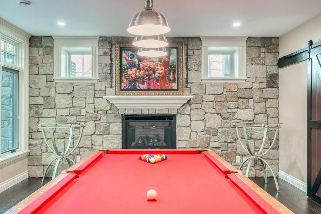French Chateau W/Swim Spa & Theatre: 11,700 Sqft YYC Eksteriør bilde