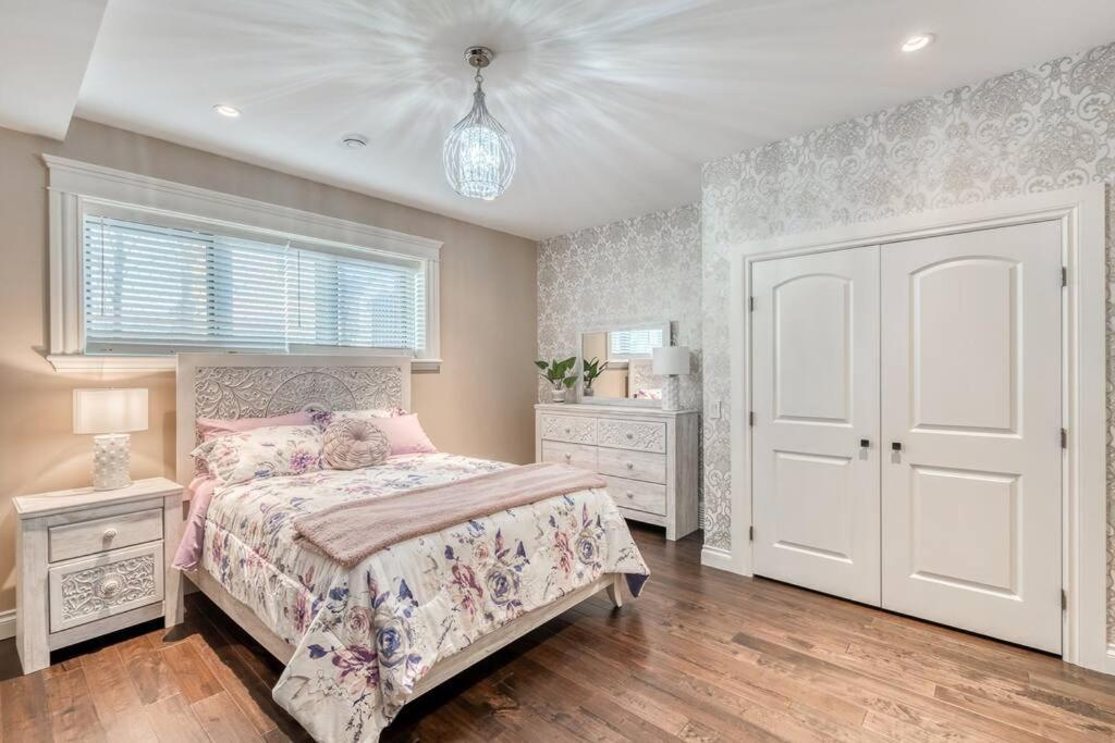 French Chateau W/Swim Spa & Theatre: 11,700 Sqft YYC Eksteriør bilde