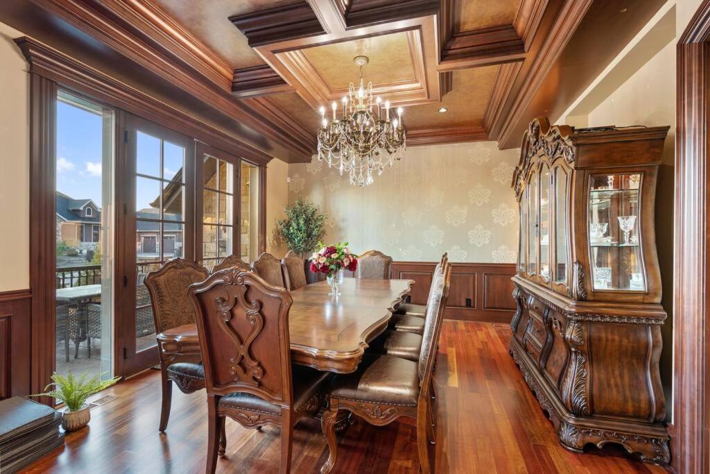 French Chateau W/Swim Spa & Theatre: 11,700 Sqft YYC Eksteriør bilde
