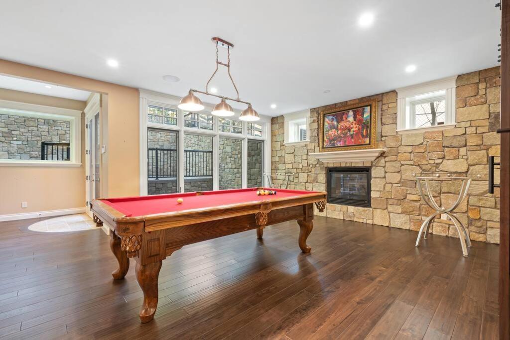 French Chateau W/Swim Spa & Theatre: 11,700 Sqft YYC Eksteriør bilde