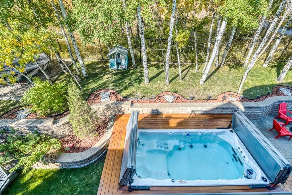 French Chateau W/Swim Spa & Theatre: 11,700 Sqft YYC Eksteriør bilde
